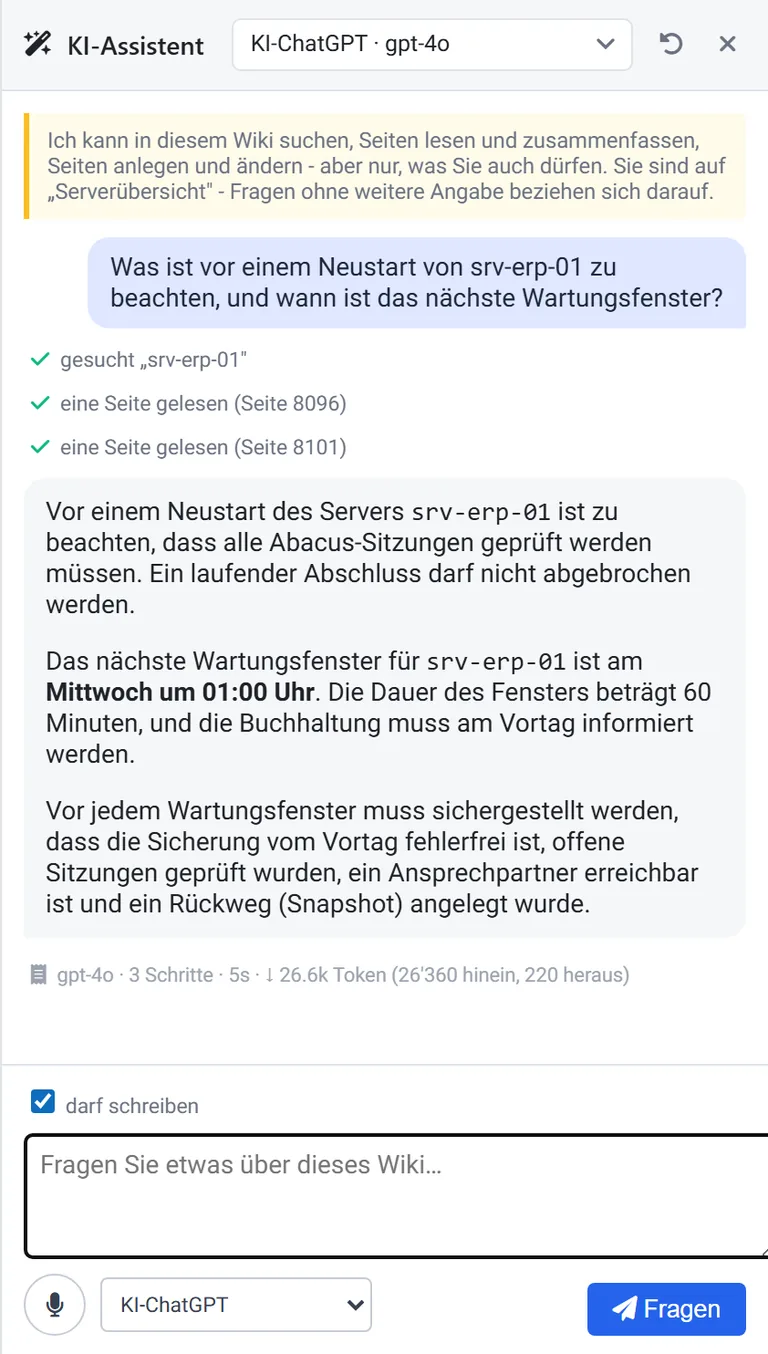 Das Fenster des KI-Assistenten: eine Frage, die Schritte des Assistenten, die Antwort aus zwei Wiki-Seiten, darunter das Häkchen darf schreiben, Eingabefeld und Mikrofon.